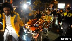 Seorang wanita yang terluka dibawa ke ambulan dari sebuah klab malam dimana serangan bersenjata terjadi selama pesta Tahun Baru (1/1). Istanabul, Turki. (foto: Murat Ergin/Ihlas News Agency via REUTERS)