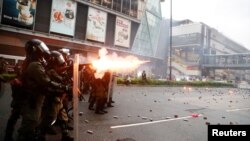 香港反送中抗議行動8月25日再次爆發警民對峙和暴力衝突，香港警察第一次開槍警告並動用水砲。