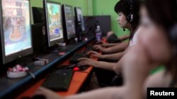 Anak-anak dan remaja asyik bermain video game di Shanghai, China (foto: dok). 