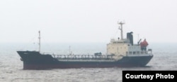 일본 방위성이 동중국해 해상에서 촬영한 북한 선박 '남산 8호'의 사진을 공개했다. 방위성은 이 배와 국적 불명의 선박 간의 불법 환적 행위를 포착했다고 주장했다.