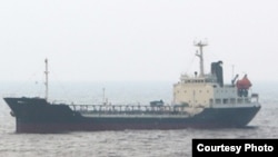 지난 2018년 8월 일본 방위성이 동중국해 해상에서 촬영한 북한 선박 '남산 8호'의 사진을 공개했다. 방위성은 이 배와 국적 불명의 선박 간의 불법 환적 행위를 포착했다고 주장했다. 