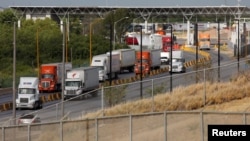지난 3일 멕시코를 지나온 화물차량들이 미국 텍사스주 라레도의 관세국경통제소에 진입하고 있다. 