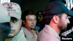 Mantan presiden Pakistan dan Pervez Musharraf (tengah) dikawal petugas keamanan saat meninggalkan pengadilan anti-terrorisme di Islamabad. (Foto: Dok)