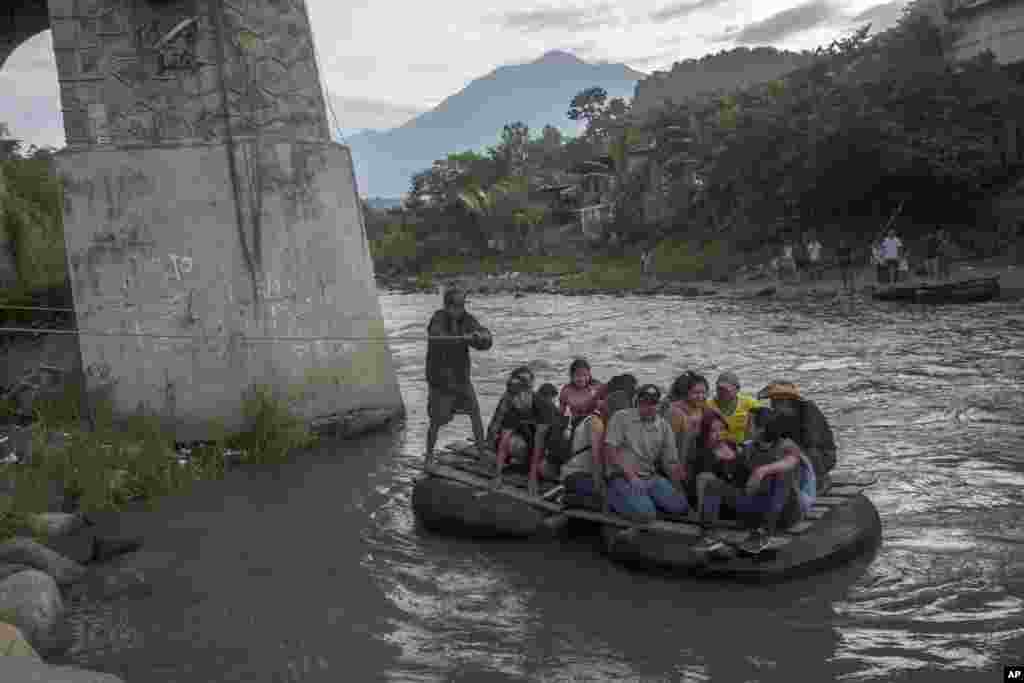 اسوشیتدپرس عکس هایی از گروهی مهاجران غیرقانونی از آمریکای مرکزی منتشر کرده که با عبور از رودخانه بین گواتمالا و مکزیک، سعی دارند، خود را در نهایت به مرز آمریکا برسانند.&nbsp;