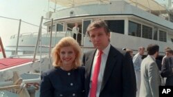 Дональд Трамп и его жена Ивана у своей новой яхты The Trump Princess, пришвартованной на Ист-Ривер, Нью-Йорк, США, 4 июля 1988