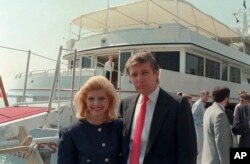 Ivana i Donald Trump, jula 1988, poziraju pored jahte ukotvljene na East Riveru u New Yorku.