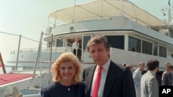 ARHIVA - Ivana i Donald Tramp, jula 1988, poziraju pored jahte ukotvljene na Ist Riveru u Njujorku.