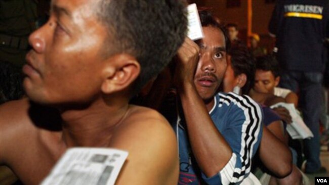 Pekerja migran ilegal asal Indonesia menunggu dideportasi dari Malaysia (foto: ilustrasi). IOM merekomendasi pemerintah untuk membuat berbagai kebijakan guna mengatasi masalah kesehatan migran.