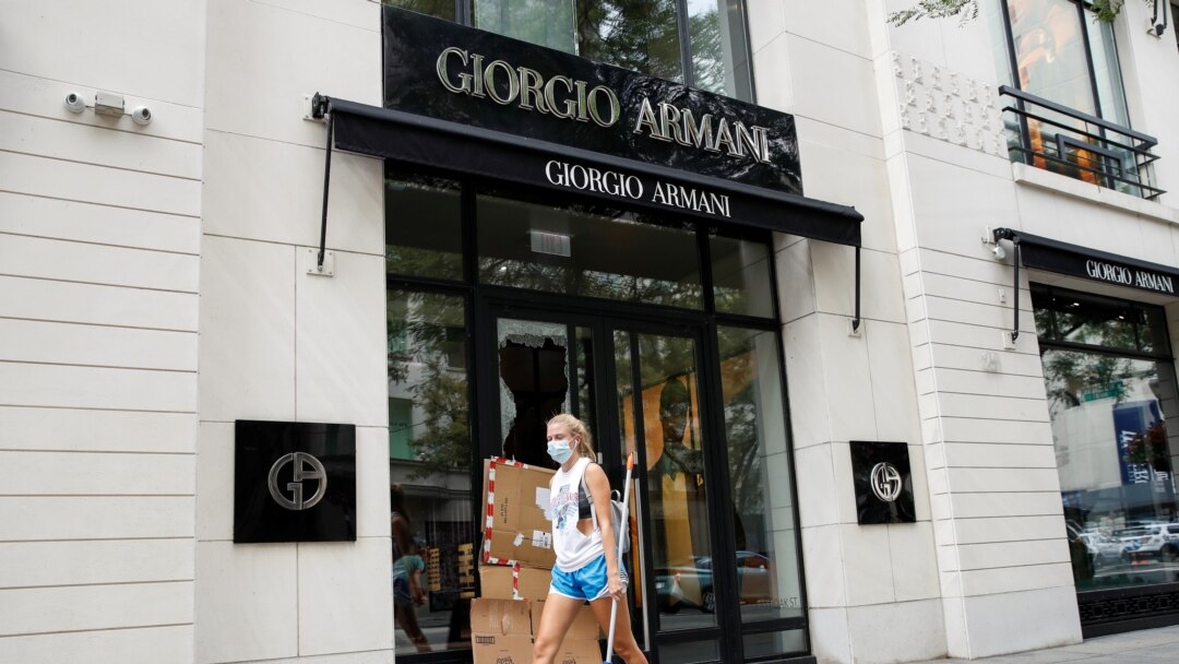 Butik modne kuće Đorđo Armani takođe je obijen u noći pljačkanja u Čikagu, 10. avgusta 2020.