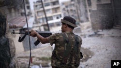 Seorang tentara pemberontak Suriah melepaskan tembakan ke arah posisi pasukan Suriah dalam bentrokan di Aleppo, Suriah (11/9). 