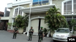 Tentara menjaga Gereja Bethel Indonesia (GBI) Keluarga Allah di Solo, Jawa Tengah. (VOA/Yudha Satriawan)