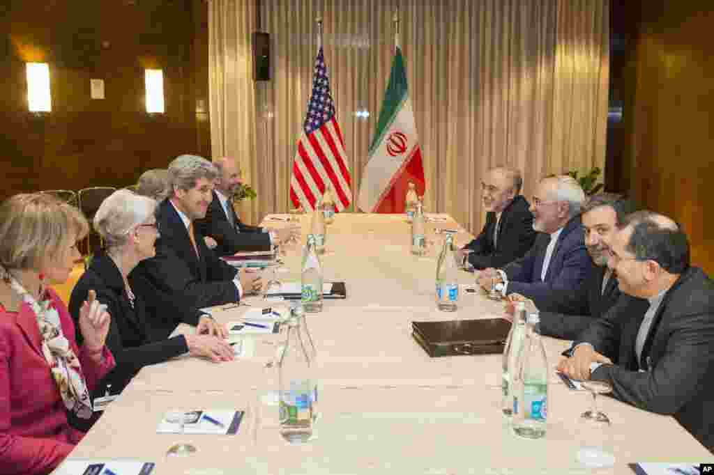 Menteri Luar Negeri AS John Kerry (ketiga dari kiri) bertemu dengan Menteri Luar Negeri Iran Mohammad Javad Zarif (ketiga dari kanan) untuk putaran baru negosiasi mengenai nuklir di Montreux (4/3).