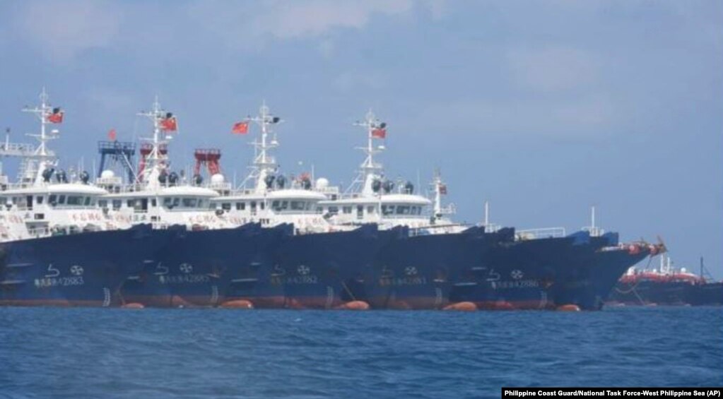 菲律宾海岸警卫队和西菲律宾海国家工作小组3月7日提供的照片显示，中国船只中在南中国海牛轭礁附近停泊。(photo:VOA)