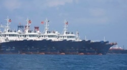 菲律宾海岸警卫队和西菲律宾海国家工作小组3月7日提供的照片显示，中国船只中在南中国海牛轭礁附近停泊。