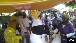 Aspiring parliamentarian Aisha Mambo (center) is greeted by one of her supporters at a rally in her Mangochi-Nkungulu district, Malawi, April 18, 2104. (Lameck Masina for VOA)