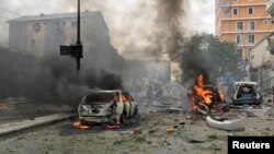 Serangan Al-Shabab di Mogadishu, Somalia, hari Minggu (30/7). Hari Minggu, serangan udara AS menewaskan tokoh Al-Shabab di Somalia. 