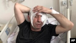Yavuz Selim Demirag, wartawan Turki yang kritis terhadap pemerintahan Presiden Turki Recep Tayyip Erdogan dan sekutu-sekutu nasionalnya, beristirahat di rumah sakit di Ankara, 11 Mei 2019.
