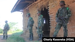 Des militaires des Forces armées de la RDC déployés dans la région de Beni où les rebelles ougandais des Forces démocratiques alliées (ADF) perpètrent régulièrement des attaques à l'arme blanche, tuant des civils, à Beni, Nord-Kivu, RDC, 6 juin 2016. VOA/Charly Kasereka