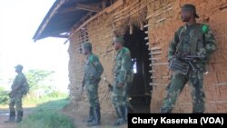 Des soldats de la RDC déployés dans la région de Beni où les rebelles ougandais des Forces démocratiques alliées (ADF) lancent régulièrement des attaques à l'arme blanche, tuant des civils, à Beni, Nord-Kivu, RDC, 6 juin 2016. VOA/