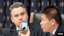 史密斯众议员、傅希秋牧师等人在国会听证会现场与在北京的陈光诚通电话。（美国之音杨晨拍摄）