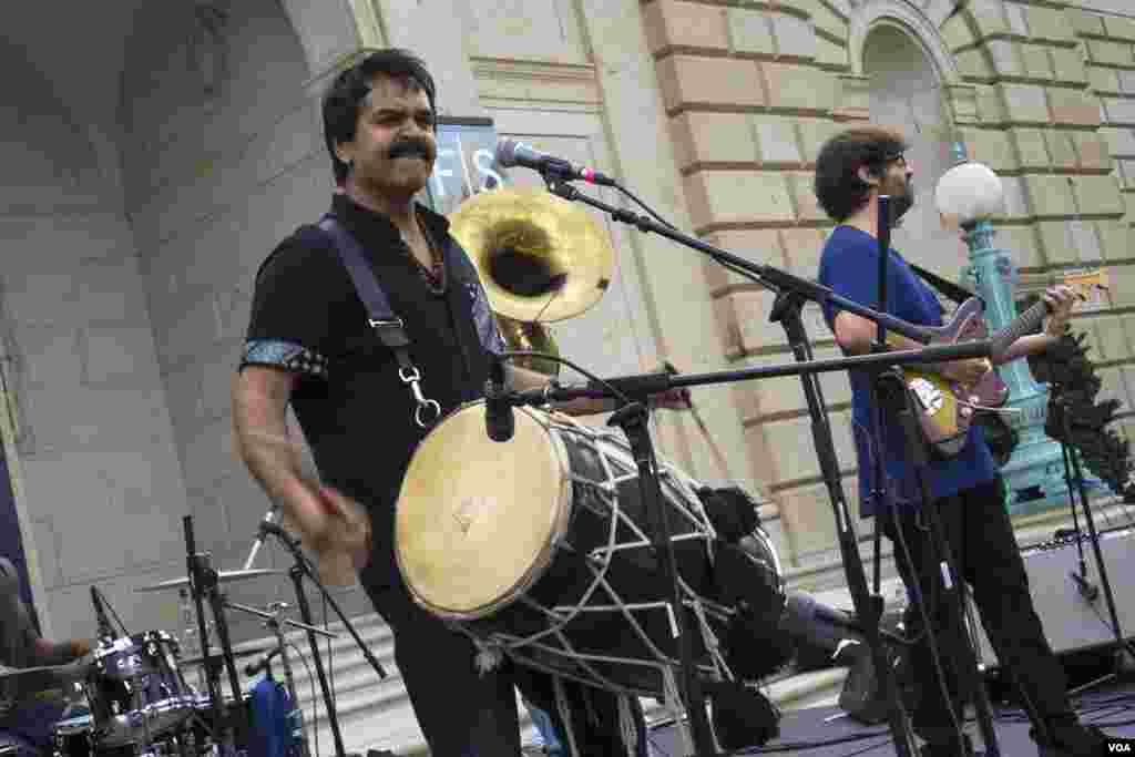 Sunny Jain, vokalis utama Red Baraat, memainkan sebuah dhol saat penampilan grup musik tersebut di depan Galeri Freer dan Sackler yang dibuka kembali. Dhol adalah alat musik drum yang populer di seluruh India. (T. Hart/VOA)