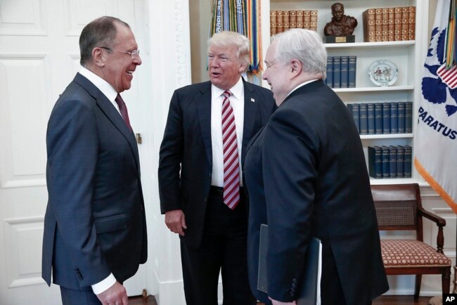 El presidente Donald Trump con el canciller ruso Sergey Lavrov (izq.) y el embajador de Moscú en EE.UU. Sergey Kislyak (der.) en la Oficina Oval.