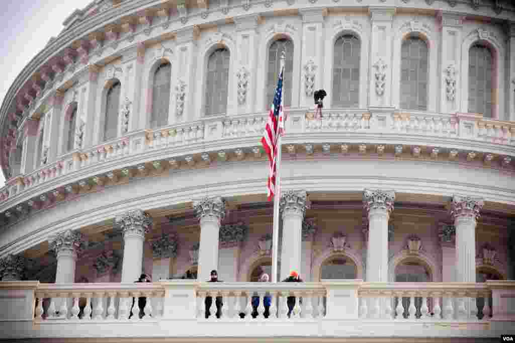 Security at the top of the U.S. Capitol, January 21, 2013. (Alison Klein/VOA)