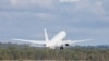 资料照- 一架澳大利亚皇家空军的P-8波塞冬飞机正从澳大利亚的安勃利机场起飞前往援助遭受海底火山喷发的汤加。