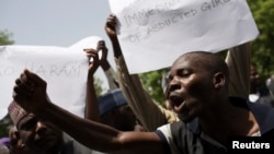 Các giáo viên xuống đường tuần hành ở Maiduguri kêu gọi trả tự do cho các nữ sinh bị bắt cóc, ngày 22/5/2014.