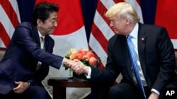 도널드 트럼프 미국 대통령과 아베 신조 일본 총리가 26일 제73차 유엔총회가 열리고 있는 뉴욕에서 별도의 회담을 했다. 두 정상은 회담에서 양자무역협상을 개시하기로 합의했다. 