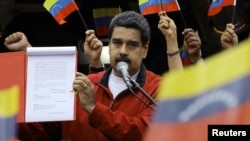 Maduro aseguró que durante las últimas horas han descubierto que los partidos de la coalición opositora han instalado una estructura "paramilitar" en varios estados del país