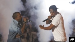 Singers Jay-Z (R) and Kanye West perform at the 2011 MTV Video Music Awards in Los Angeles, August 28, 2011.