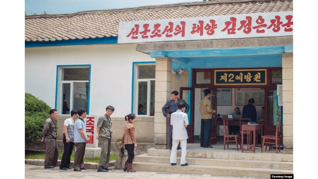 미국의 구호단체 '조선의 그리스도인 벗들'이 치료사업을 펼친 북한 개성의 간염 전문병원 앞에 환자들이 줄을 서 있다. '조선의 그리스도인 벗들' 7월 소식지에 실린 사진.