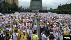 台湾上万群众2019年6月23日集会要求拒绝红色媒体 （美国之音张永泰拍摄）