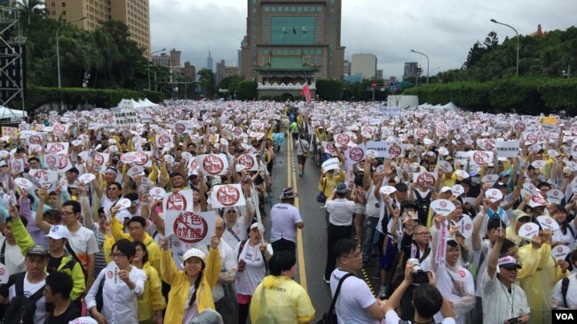台湾上万群众2019年6月23日集会要求拒绝红色媒体 (美国之音张永泰拍摄)