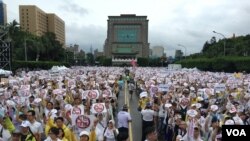台湾上万群众2019年6月23日集会要求拒绝红色媒体 （美国之音张永泰拍摄）