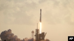 Roket Falcon 9 SpaceX lepas landas dari Pusat Antariksa Kennedy di Cape Canaveral, Florida, 1 Mei 2017, dengan membawa NROL-76, satelit rahasia milik Kantor Pemantauan Nasional AS. (AP Photo/John Raoux)