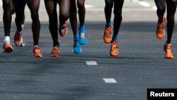 para pelari dalam sepatu olahraga berwarna-warni di Maraton London. (Foto:Dok)