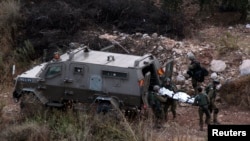 Israeli soldiers carry the body of fellow soldier who was killed near West Bank town of Qalqilya, Sept. 21, 2013.