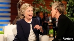 បេក្ខជន​ប្រធានាធិបតី គណបក្ស​ប្រជាធិបតេយ្យ Hillary Clinton (ឆ្វេង) ជជែក​ជាមួយ​នឹង​ Ellen DeGeneres អំឡុង​ពេល​សម្រាក​ផ្សាយ​ពាណិជ្ជកម្មនៅ​ក្នុងកម្មវិធី Ellen Show ទីក្រុង Burbank រដ្ឋ Los Angeles រដ្ឋកាលីហ្វ័រញ៉ាកាល​ពី ថ្ងៃទី​១៣ តុលា ២០១៦។