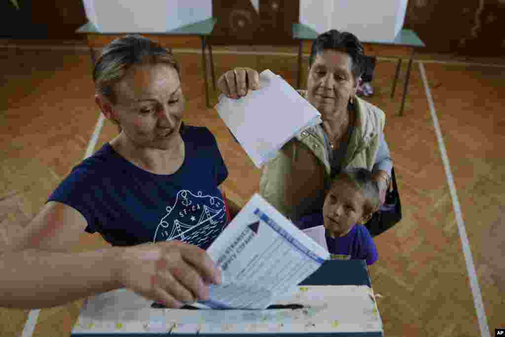 Warga Bosnia memberikan suaranya di sebuah TPS dekat Tuzla, Minggu (12/10). (AP/Amel Emric) 