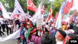 Hundreds of workers took to the street to demand better working conditions on International Labor Day, Phnom Penh, Cambodia, Monday May 01, 2017. (Khan Sokummono/VOA Khmer)