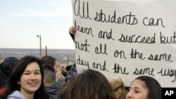 El Centro para el Progreso Americano considera necesario que estos grupos minoritarios tengan un mayor acceso a escuelas élites para acabar con las brechas de logros entre las razas.