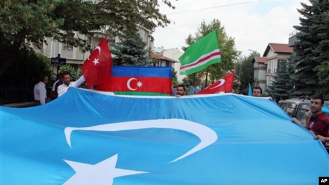 资料照片：旅居土耳其的维吾尔人高举东土耳其斯坦旗帜在中国驻土耳其使馆前举行示威（2102年7月15日）