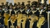 Para mahasiswa dan mahasiswi menghadiri wisuda di Universitas Mirwais Nija di Kandahar, Afghanistan, Sabtu, 27 November 2021. (Foto: Javed Tanveer/AFP)