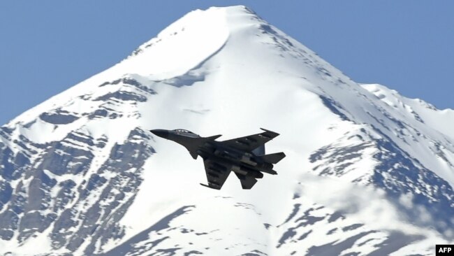 一架印度战机飞行在中印边境两国军队发生冲突的地区上空。（2020年6月23日）