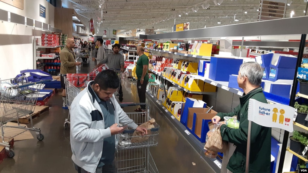 Ante el consejo de las autoridades de evitar las multitudes siempre que sea posible, los ciudadanos se preparan para permanecer en sus hogares. (Foto: Mitzi Macías)