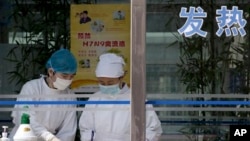 14일 조류독감 환자가 입원한 베이징 디탄 병원에서 환자 혈액을 수거하고 있는 간호사