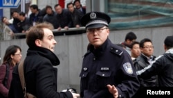 资料照：上海的警察盘查一位驻华外国记者