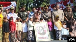 Wali Kota Surabaya Tri Rismaharini bersama para warga berprestasi penerima penghargaan di hari jadi Kota Surabaya ke 726 (foto Petrus Riski/VOA).